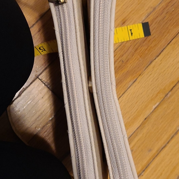 Cream Guess wristlet - Picture 5 of 5